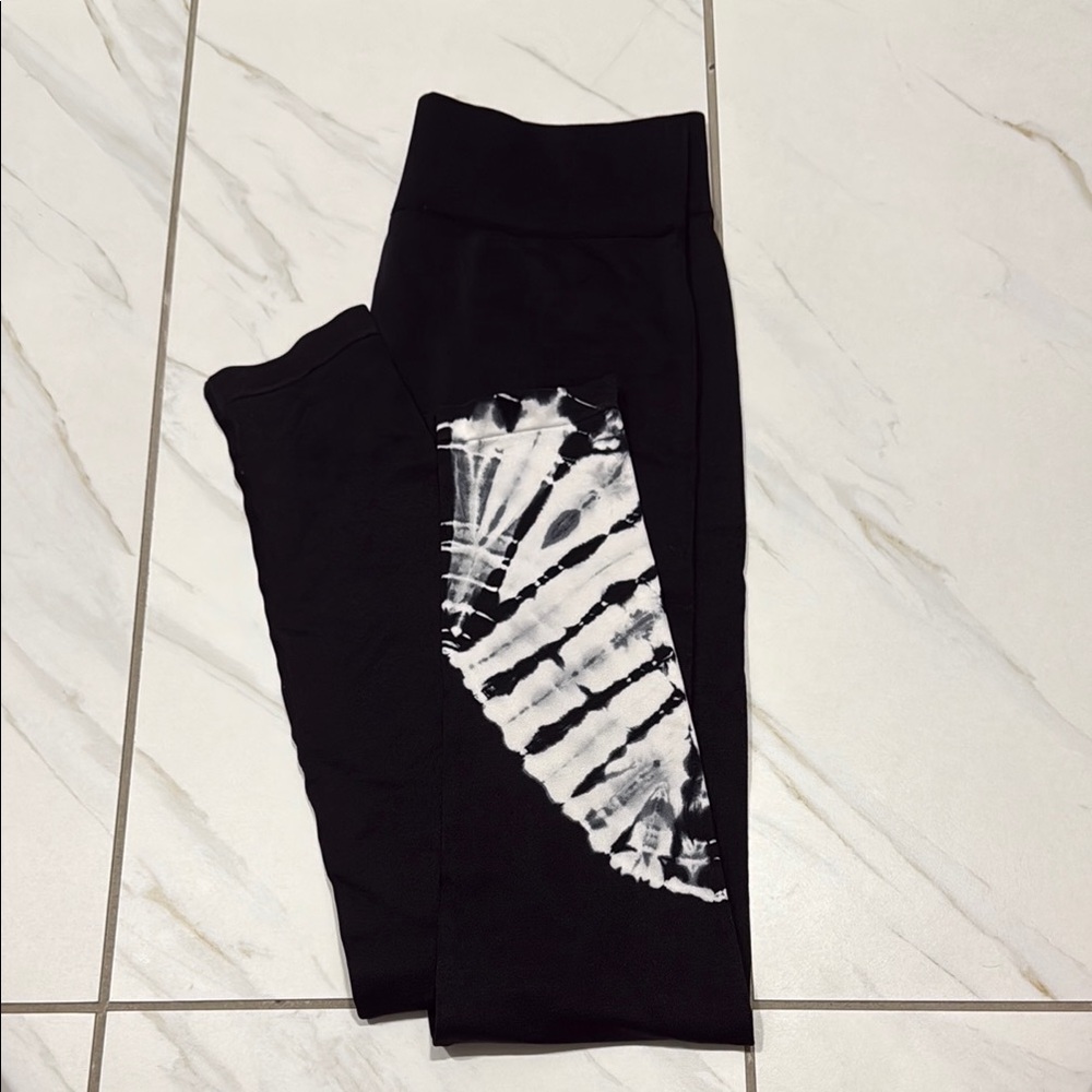 Black and White Tie-Dye Leggings